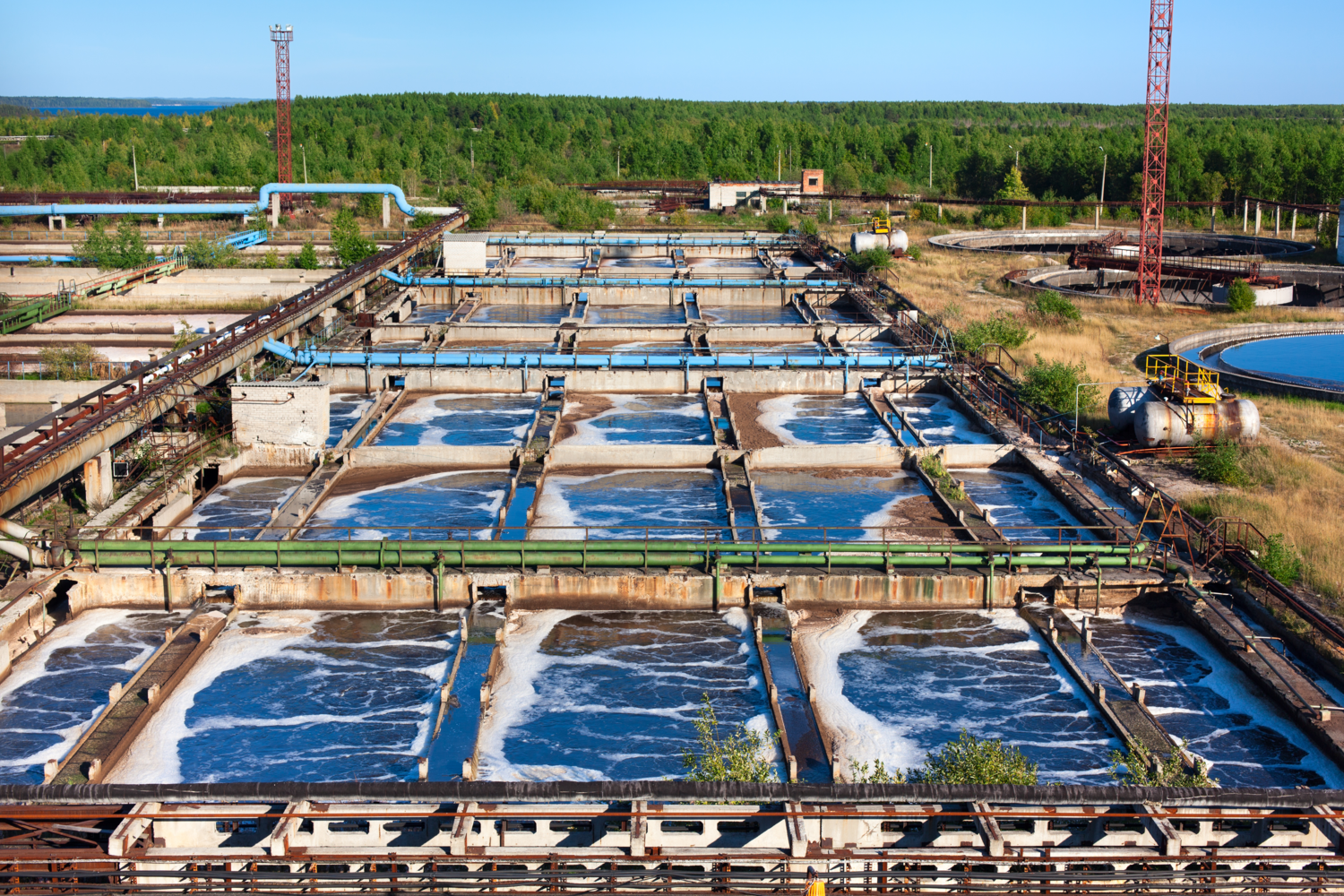 Alotofbasinsforseweragewateraerationandcleaninginprocessofsewagetreatment,biologicaltreatmentplant_MEDIAHUBLargePNG(300dpi)