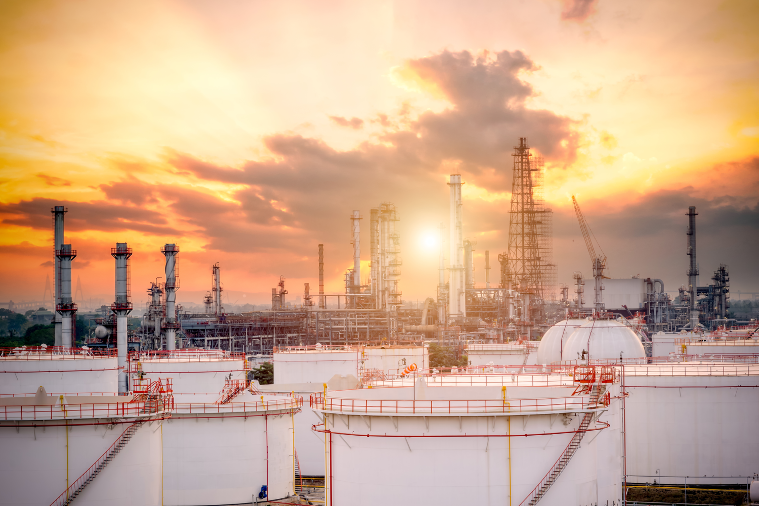 Oilandgasindustry-refineryfactory-petrochemicalplantatsunset_MEDIAHUBLargePNG(300dpi)