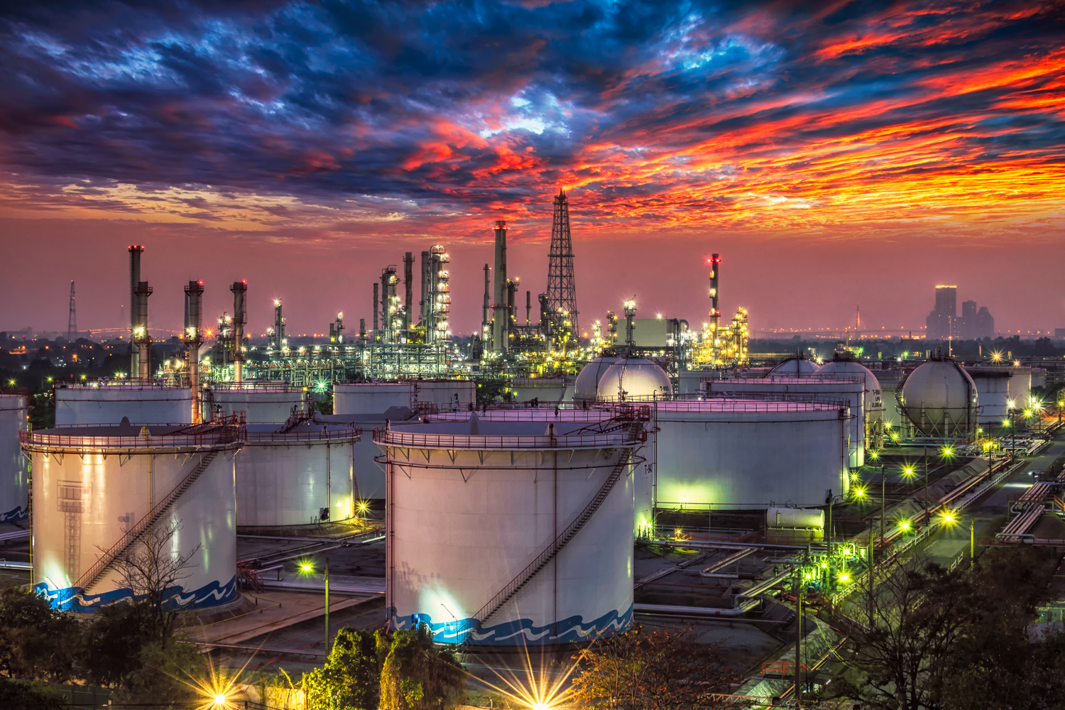 Oilandgasindustry-refineryatsunset-factory-petrochemicalplant_MEDIAHUBLargePNG(300dpi)